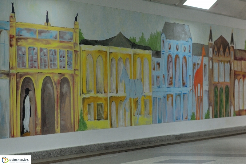 Festett aluljáró a vasútállomáson