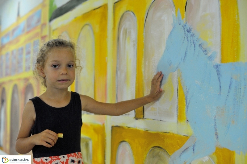 Festett aluljáró a vasútállomáson