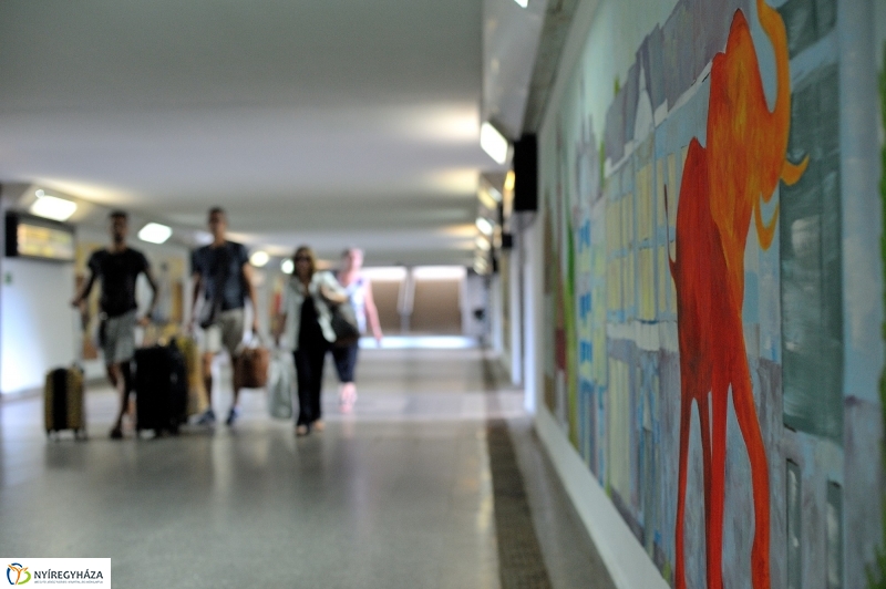 Festett aluljáró a vasútállomáson