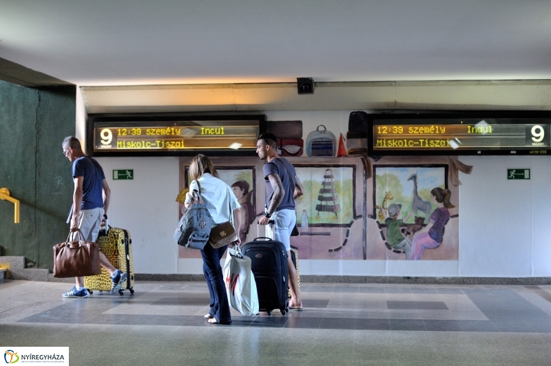 Festett aluljáró a vasútállomáson