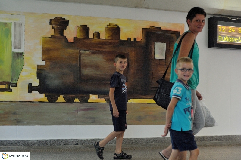 Festett aluljáró a vasútállomáson