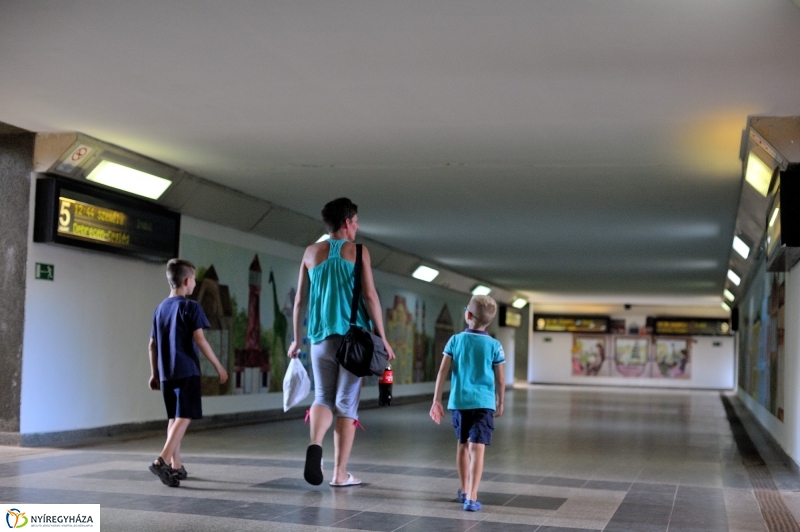 Festett aluljáró a vasútállomáson