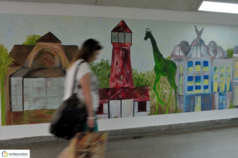 Festett aluljáró a vasútállomáson