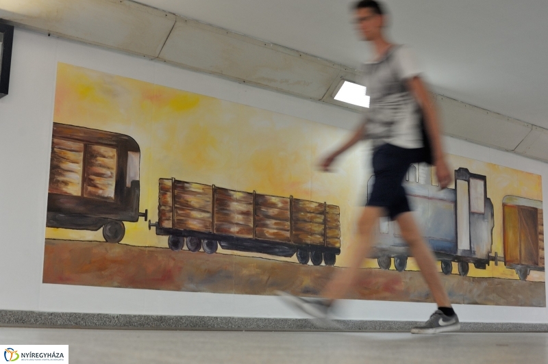 Festett aluljáró a vasútállomáson