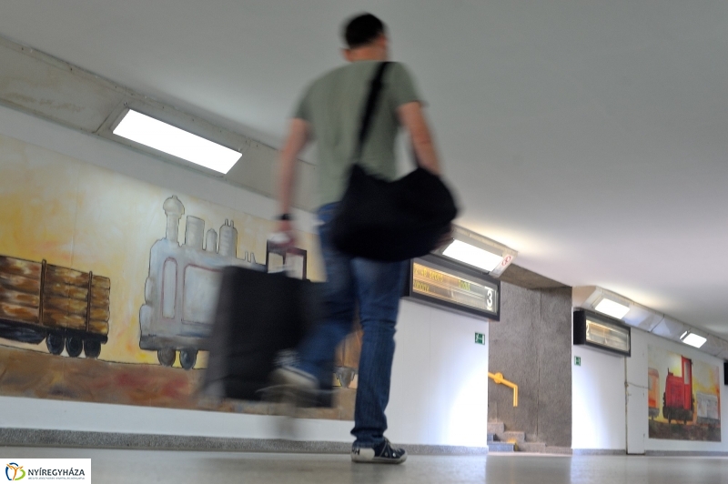 Festett aluljáró a vasútállomáson