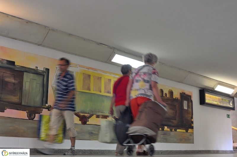 Festett aluljáró a vasútállomáson