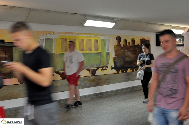 Festett aluljáró a vasútállomáson