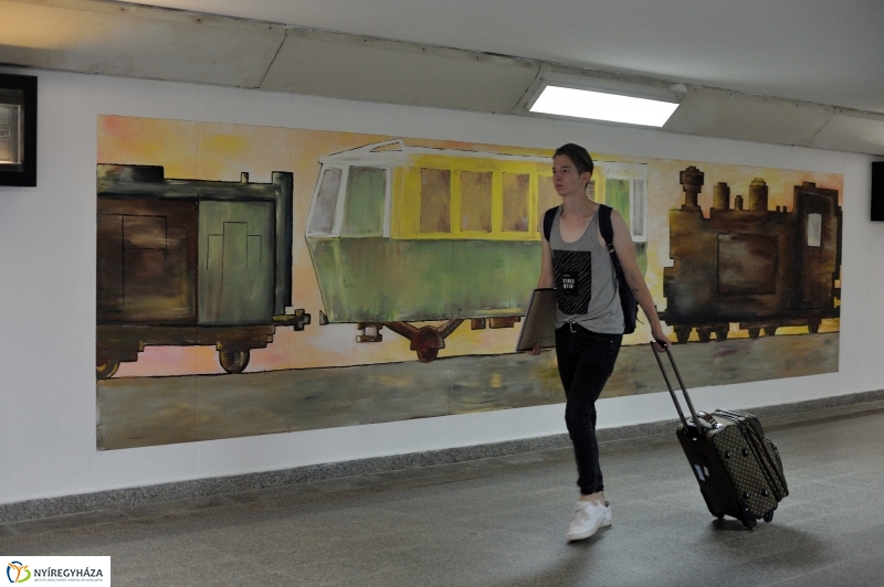 Festett aluljáró a vasútállomáson