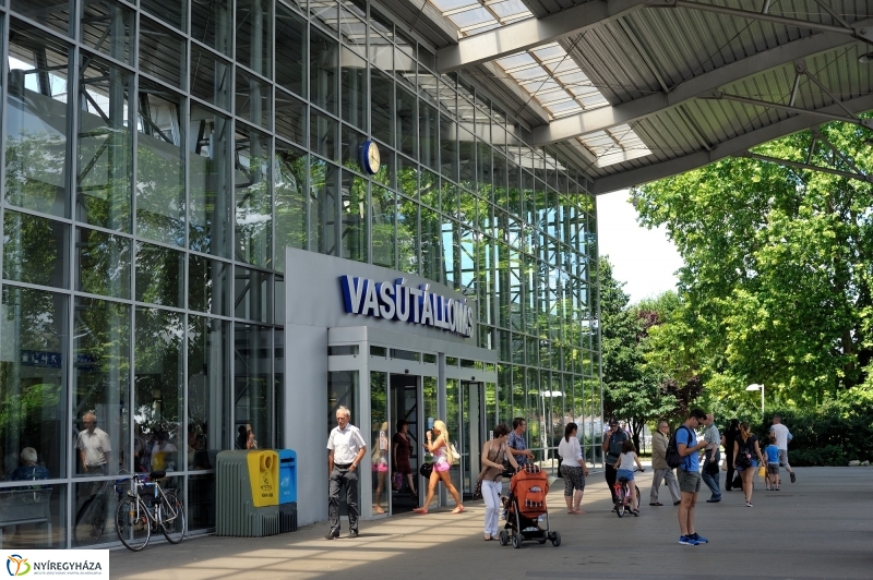 Festett aluljáró a vasútállomáson