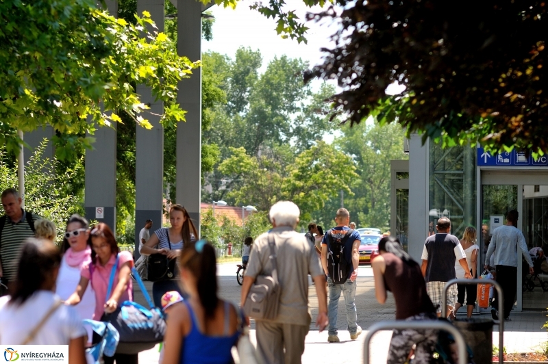 Festett aluljáró a vasútállomáson