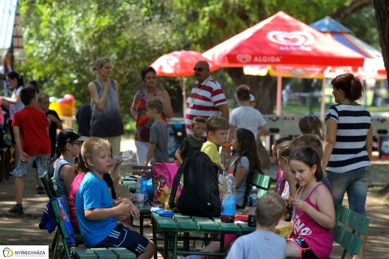 Kis Vakond táborozás