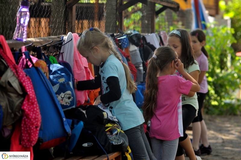 Kis Vakond táborozás