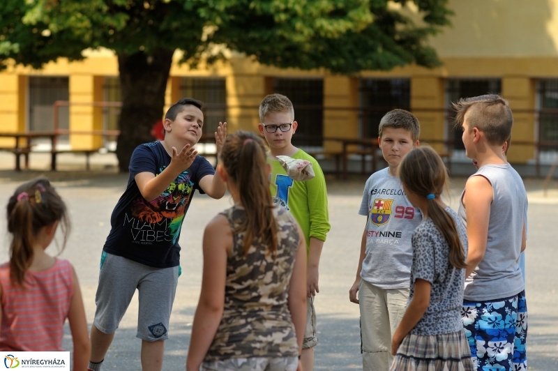 Táborozás a szőlőskerti iskolában