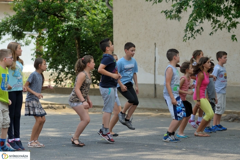Táborozás a szőlőskerti iskolában