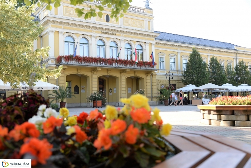 Nyári virágos belváros