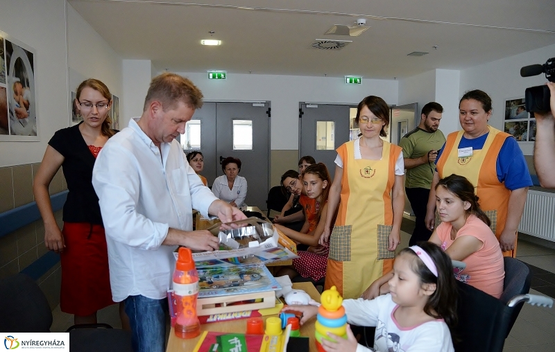 Játékadomány a gyermekosztály részére