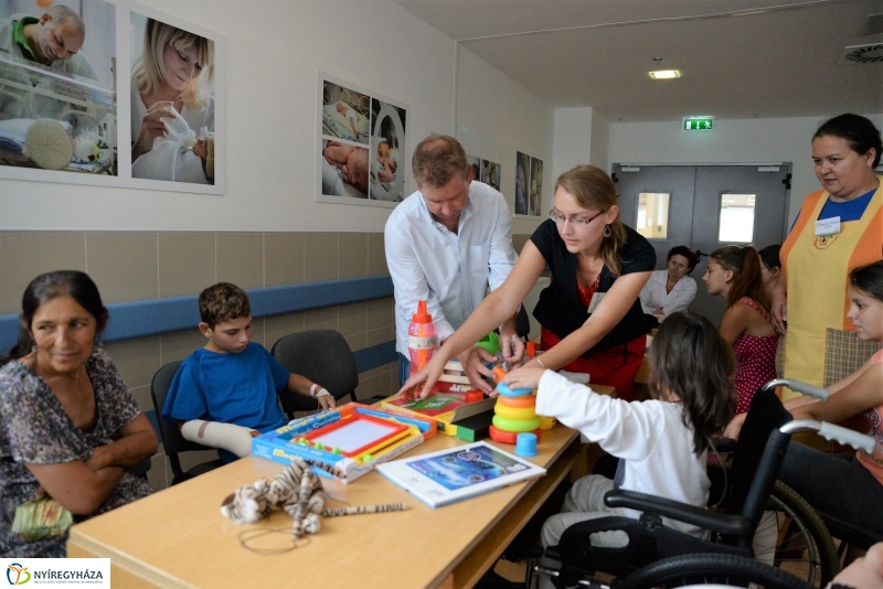 Játékadomány a gyermekosztály részére