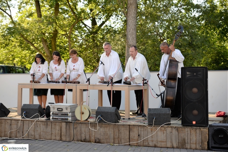 Kiállításmegnyitó a Pálinkaházban