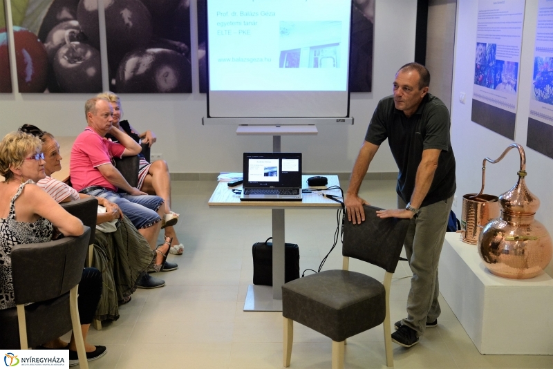 Kiállításmegnyitó a Pálinkaházban