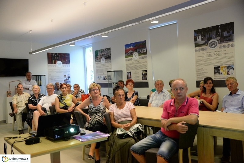 Kiállításmegnyitó a Pálinkaházban