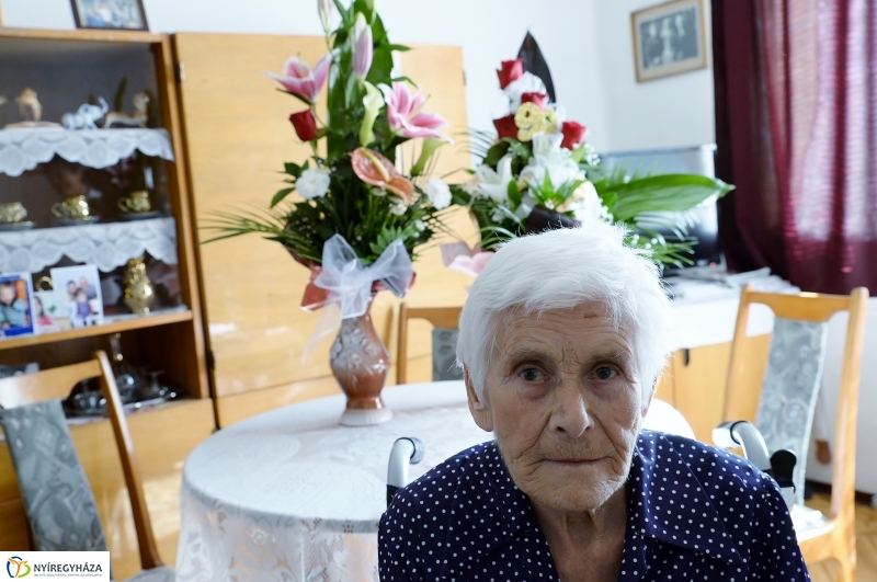 Mihály Istvánné 90 éves-születésnapi köszöntés a Fácán utcán
