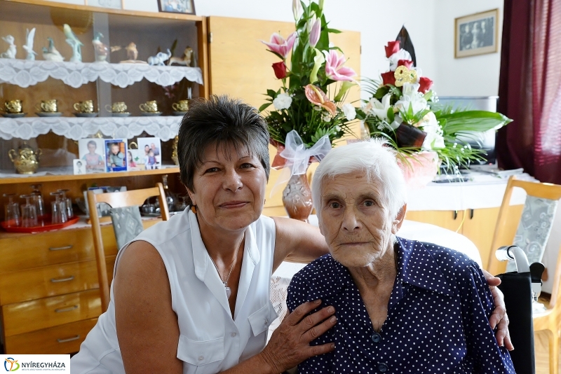 Mihály Istvánné 90 éves-születésnapi köszöntés a Fácán utcán
