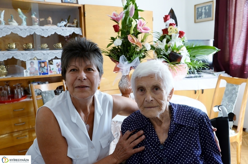 Mihály Istvánné 90 éves-születésnapi köszöntés a Fácán utcán