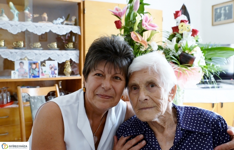 Mihály Istvánné 90 éves-születésnapi köszöntés a Fácán utcán
