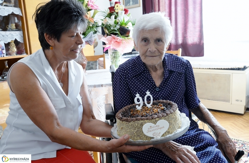 Mihály Istvánné 90 éves-születésnapi köszöntés a Fácán utcán