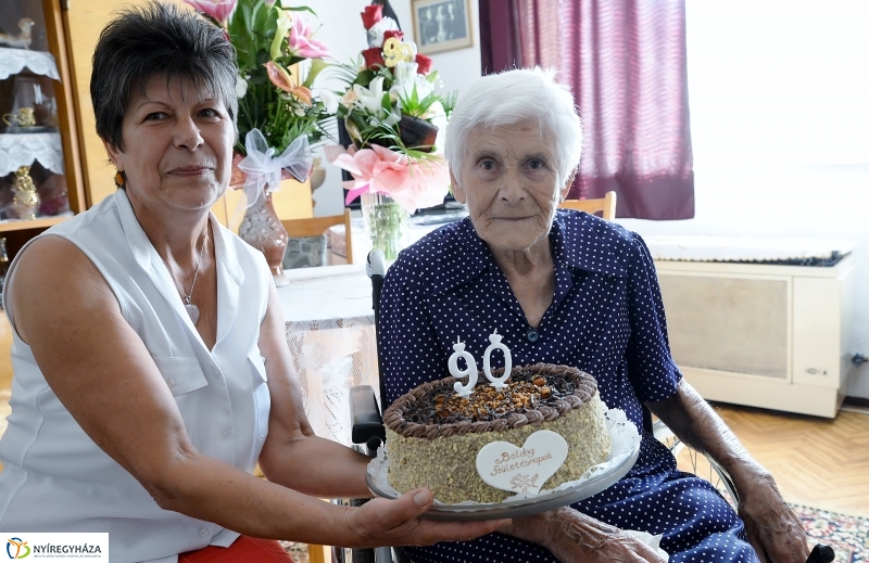 Mihály Istvánné 90 éves-születésnapi köszöntés a Fácán utcán
