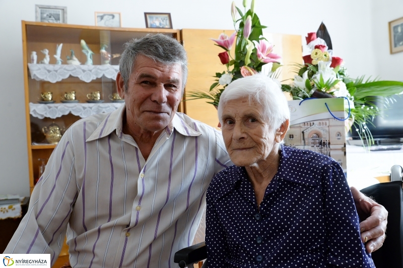 Mihály Istvánné 90 éves-születésnapi köszöntés a Fácán utcán
