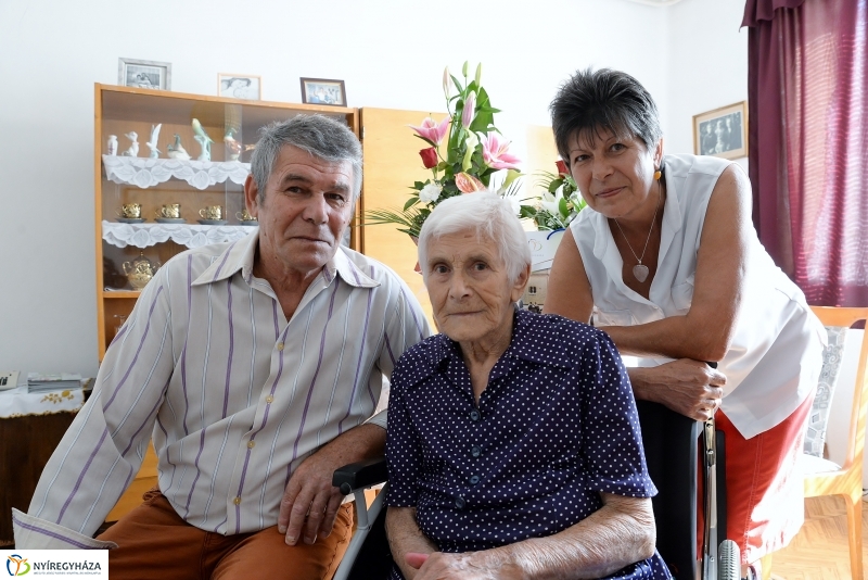 Mihály Istvánné 90 éves-születésnapi köszöntés a Fácán utcán