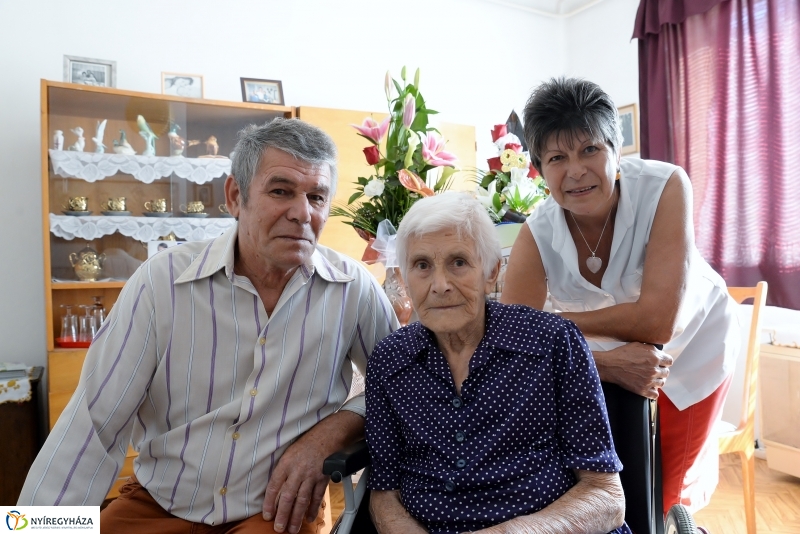 Mihály Istvánné 90 éves-születésnapi köszöntés a Fácán utcán