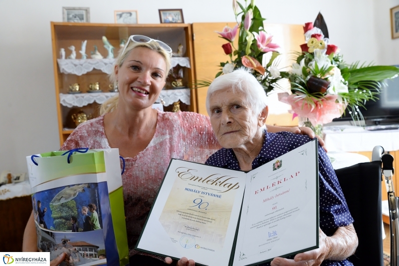 Mihály Istvánné 90 éves-születésnapi köszöntés a Fácán utcán