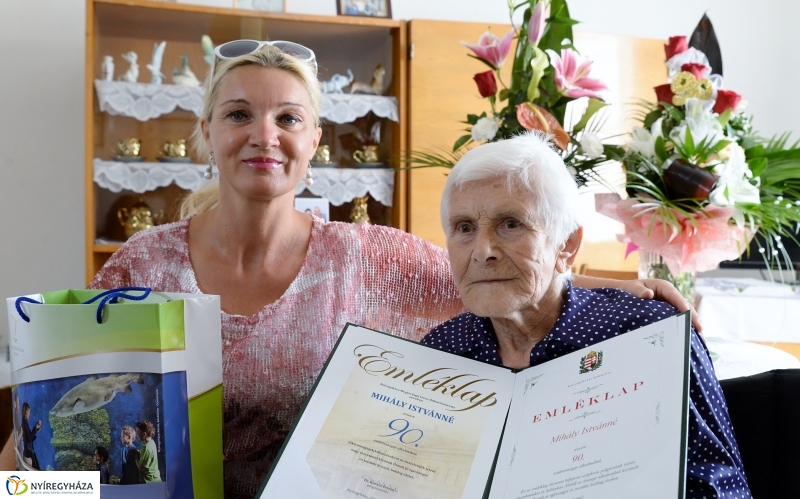 Mihály Istvánné 90 éves-születésnapi köszöntés a Fácán utcán