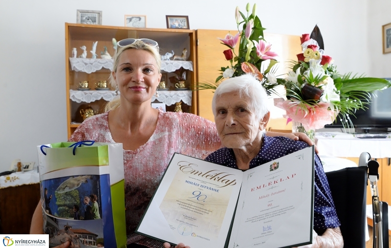 Mihály Istvánné 90 éves-születésnapi köszöntés a Fácán utcán