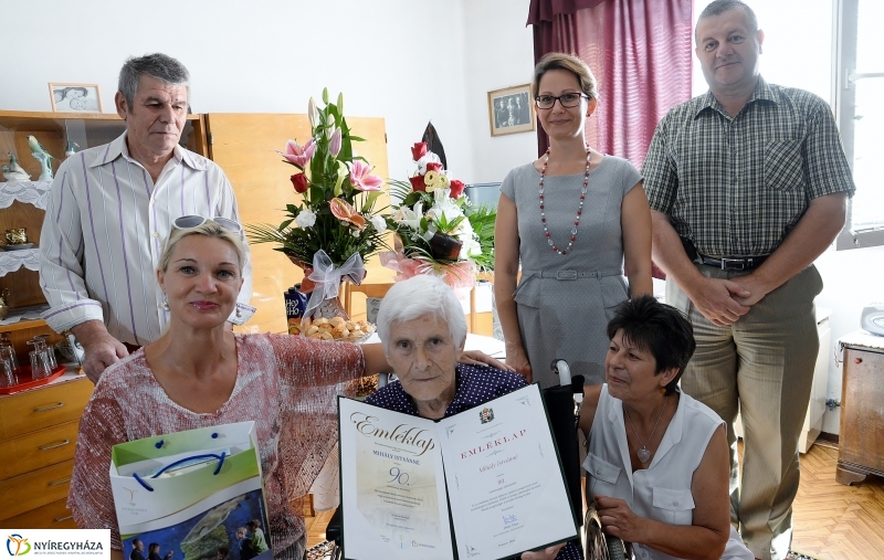 Mihály Istvánné 90 éves-születésnapi köszöntés a Fácán utcán