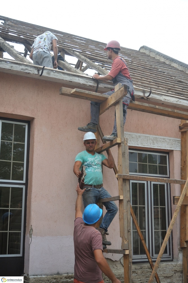 Elkezdődött a beruházás a Szegfű utcán