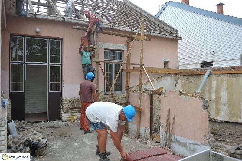 Elkezdődött a beruházás a Szegfű utcán