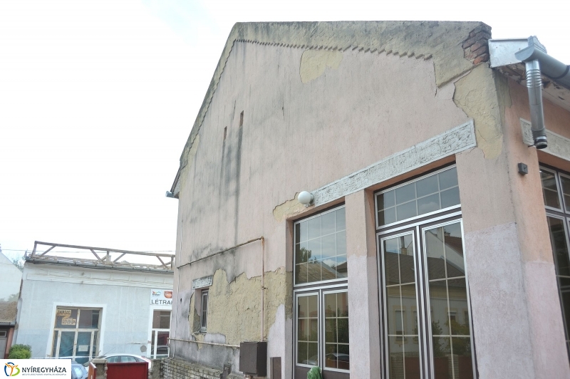 Elkezdődött a beruházás a Szegfű utcán