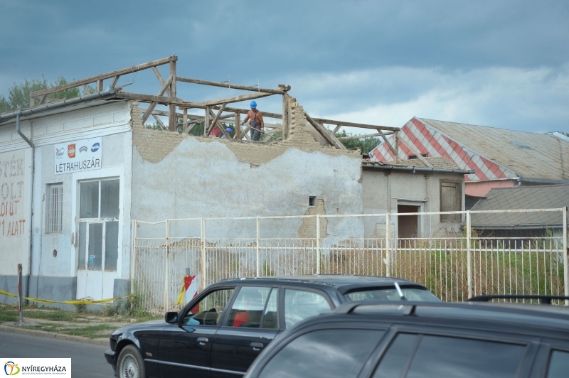 Elkezdődött a beruházás a Szegfű utcán