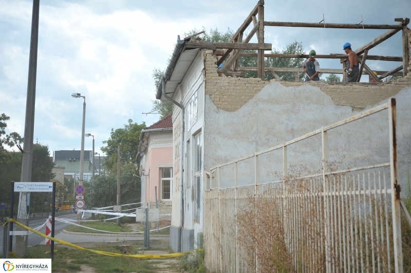 Elkezdődött a beruházás a Szegfű utcán