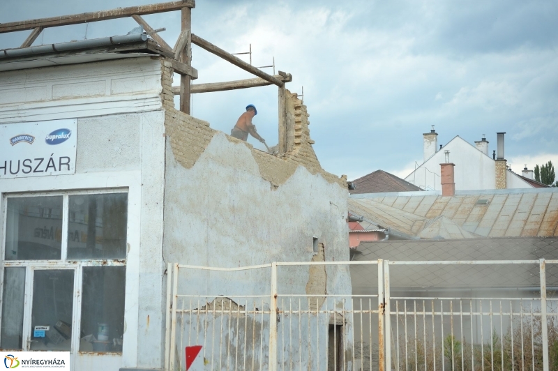 Elkezdődött a beruházás a Szegfű utcán