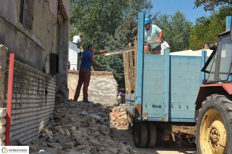 Elkezdődött a beruházás a Szegfű utcán II.