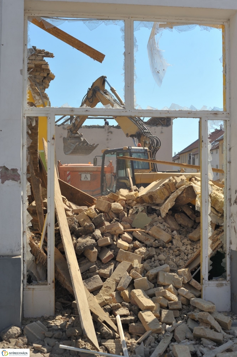 Elkezdődött a beruházás a Szegfű utcán II.