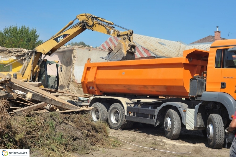 Elkezdődött a beruházás a Szegfű utcán II.
