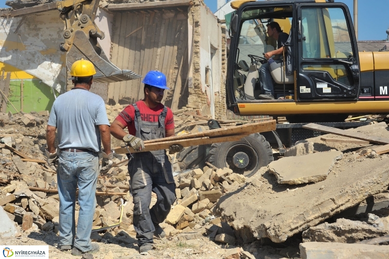 Elkezdődött a beruházás a Szegfű utcán II.