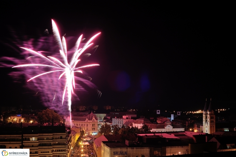 Látványos ünnepi tüzijáték