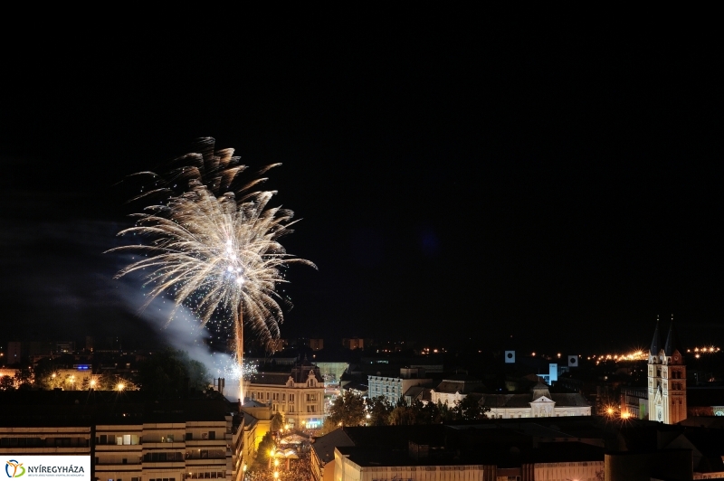 Látványos ünnepi tüzijáték