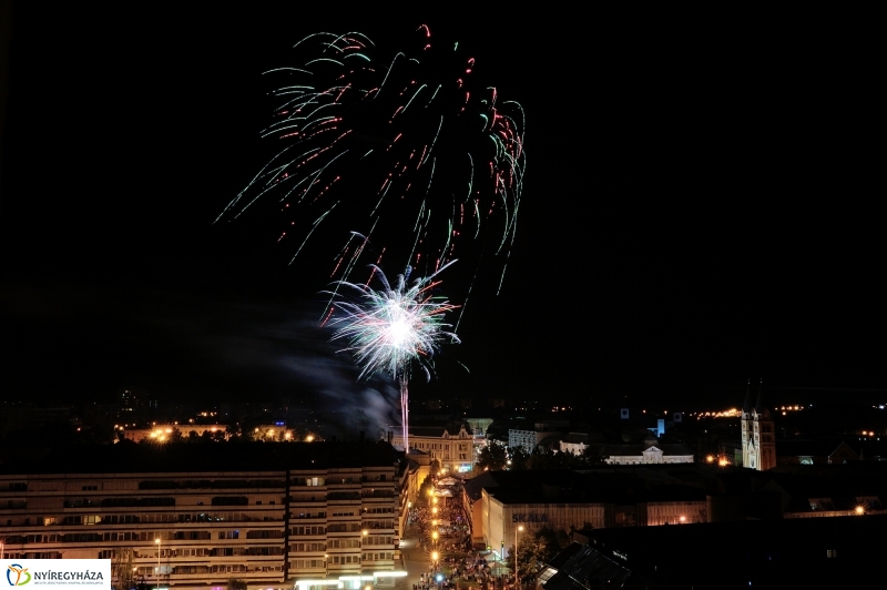 Látványos ünnepi tüzijáték